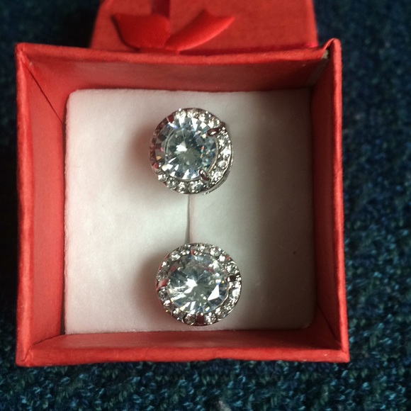 🆕Gorgeous White Sapphire CZ Earrings ⭐️ - Picture 4 of 4